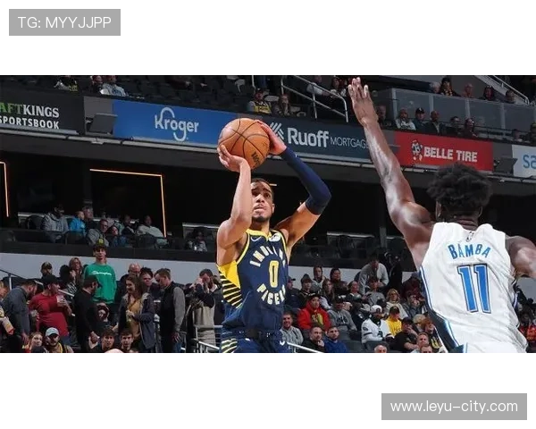 哈利伯顿无球跑动拉开空间，改变步行者进攻结构