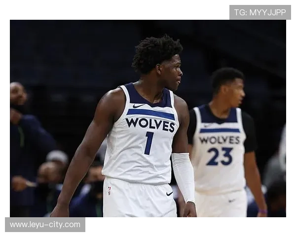 爱德华兹无球跑动制造错位，拉开森林狼进攻空间